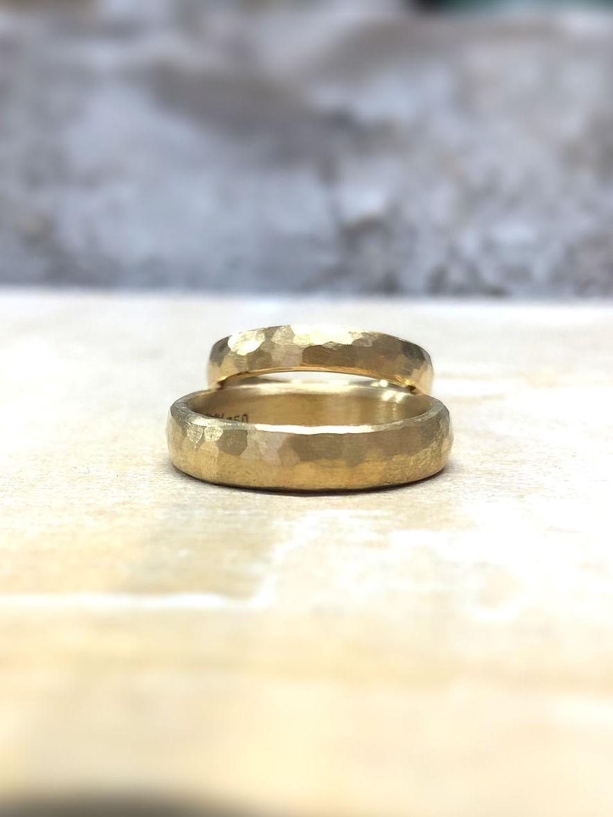 matte Goldeheringe mit Hammerschlag, Muster "Libelle" matt aus dem Trauringkurs 