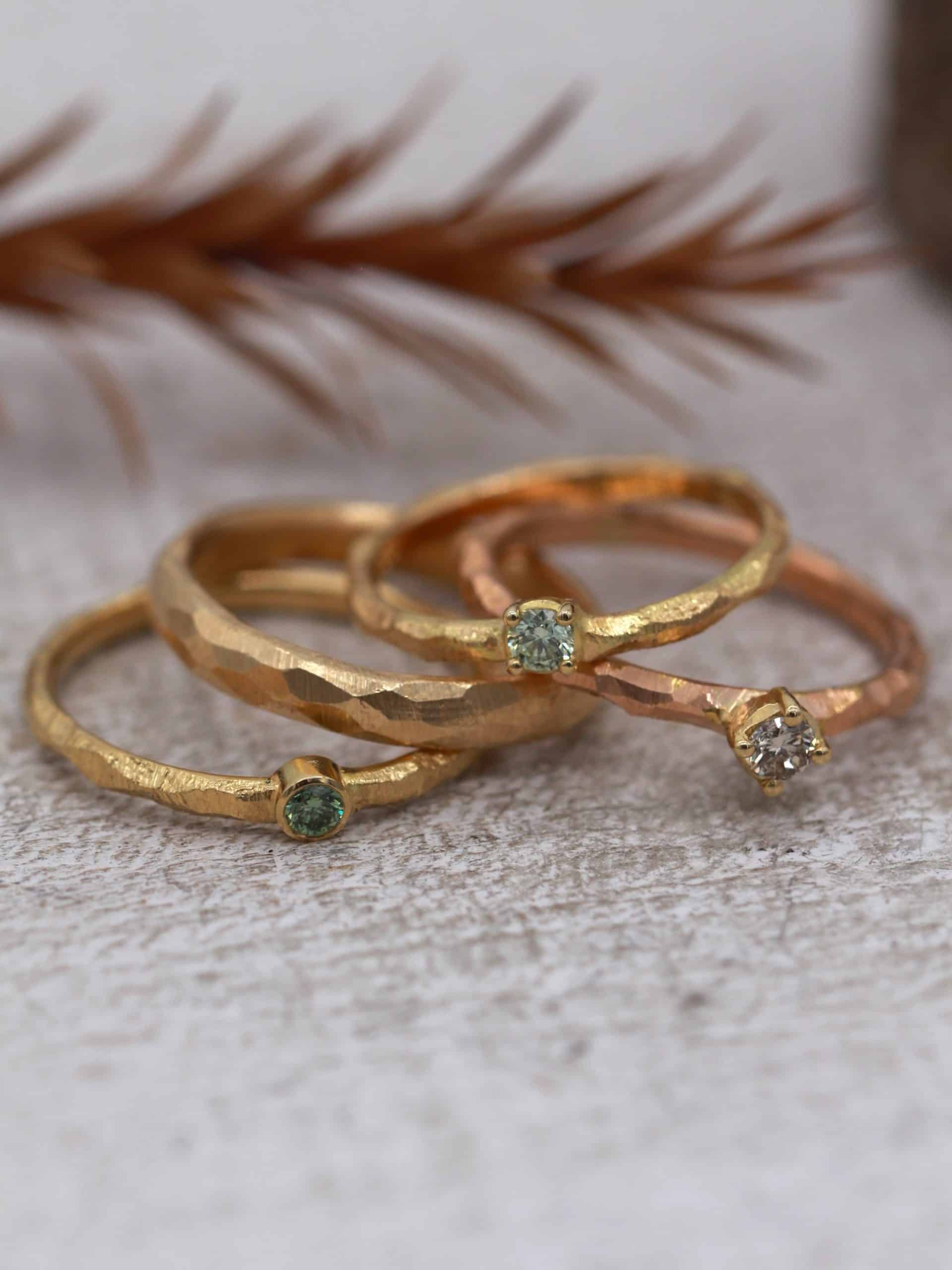 Verlobungsring mit grünem Stein und Verlobungsring mit blauem Stein, vom Verlobungsring Goldschmied Susanne Krist