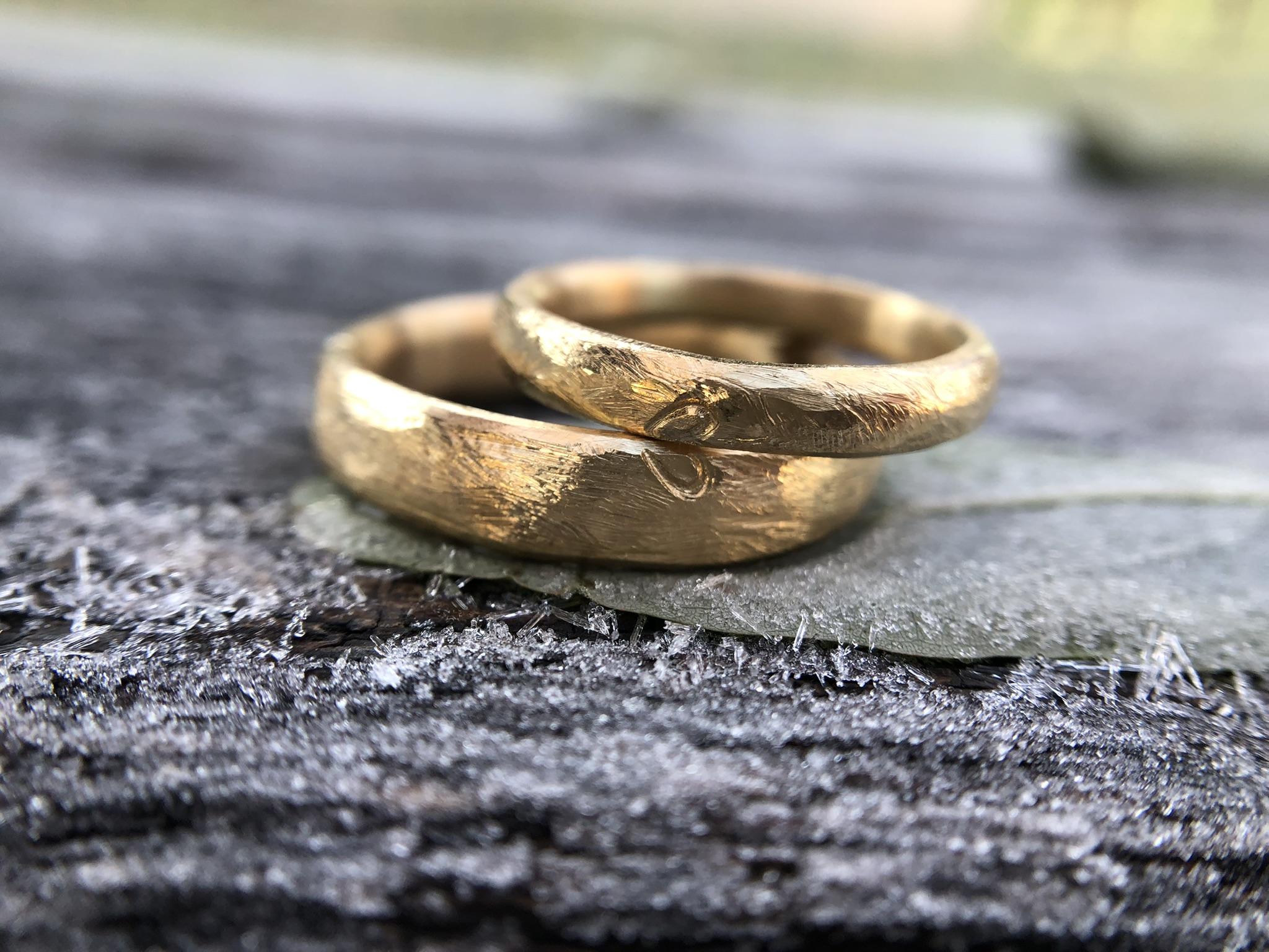 750 Gold Trauringe mit Herzen und wilder Düneoberfläche