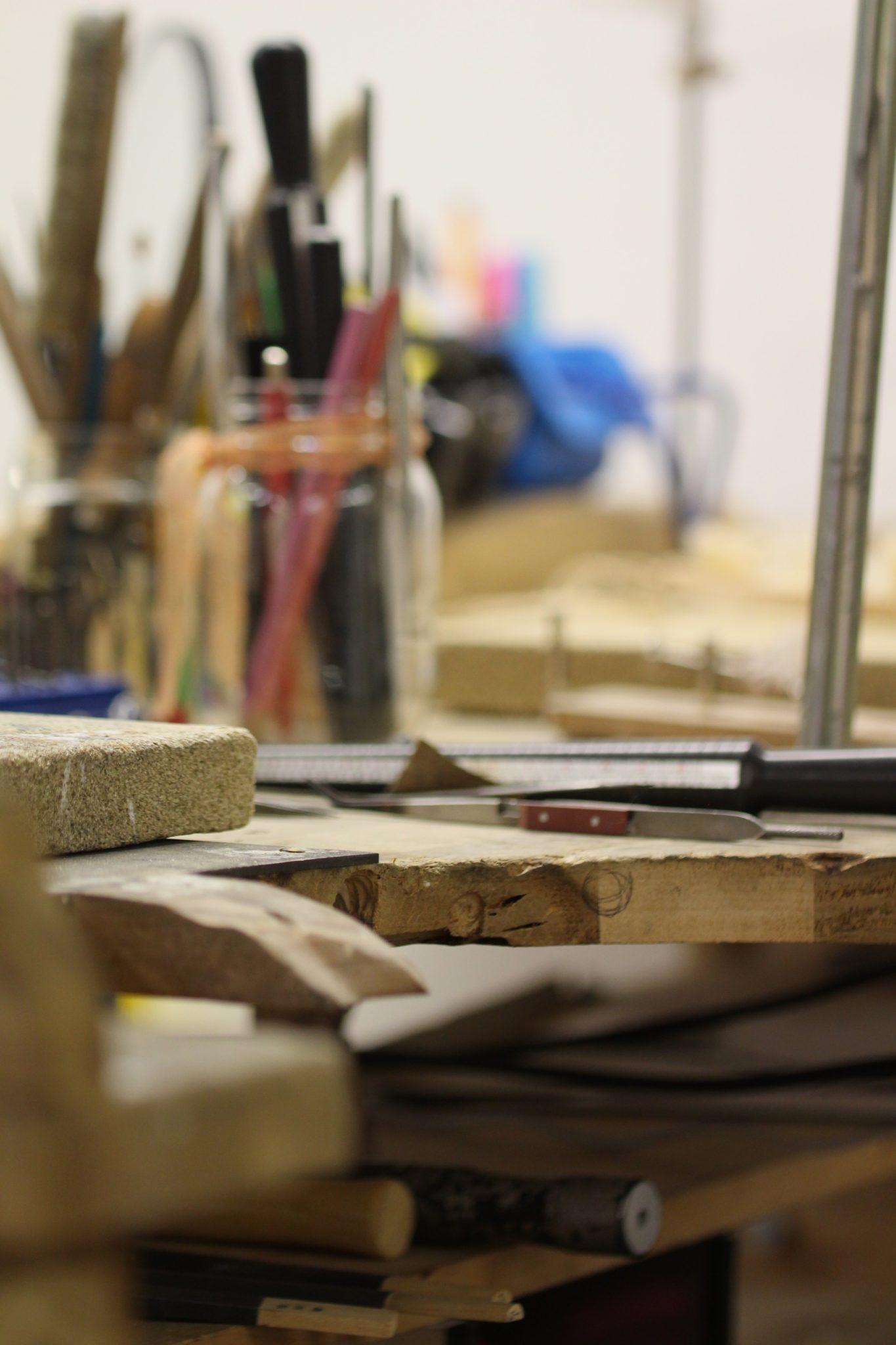 Verlobungsringe selbst schmieden im Kurs bei Goldschmiede Susanne Krist an der Werkbank