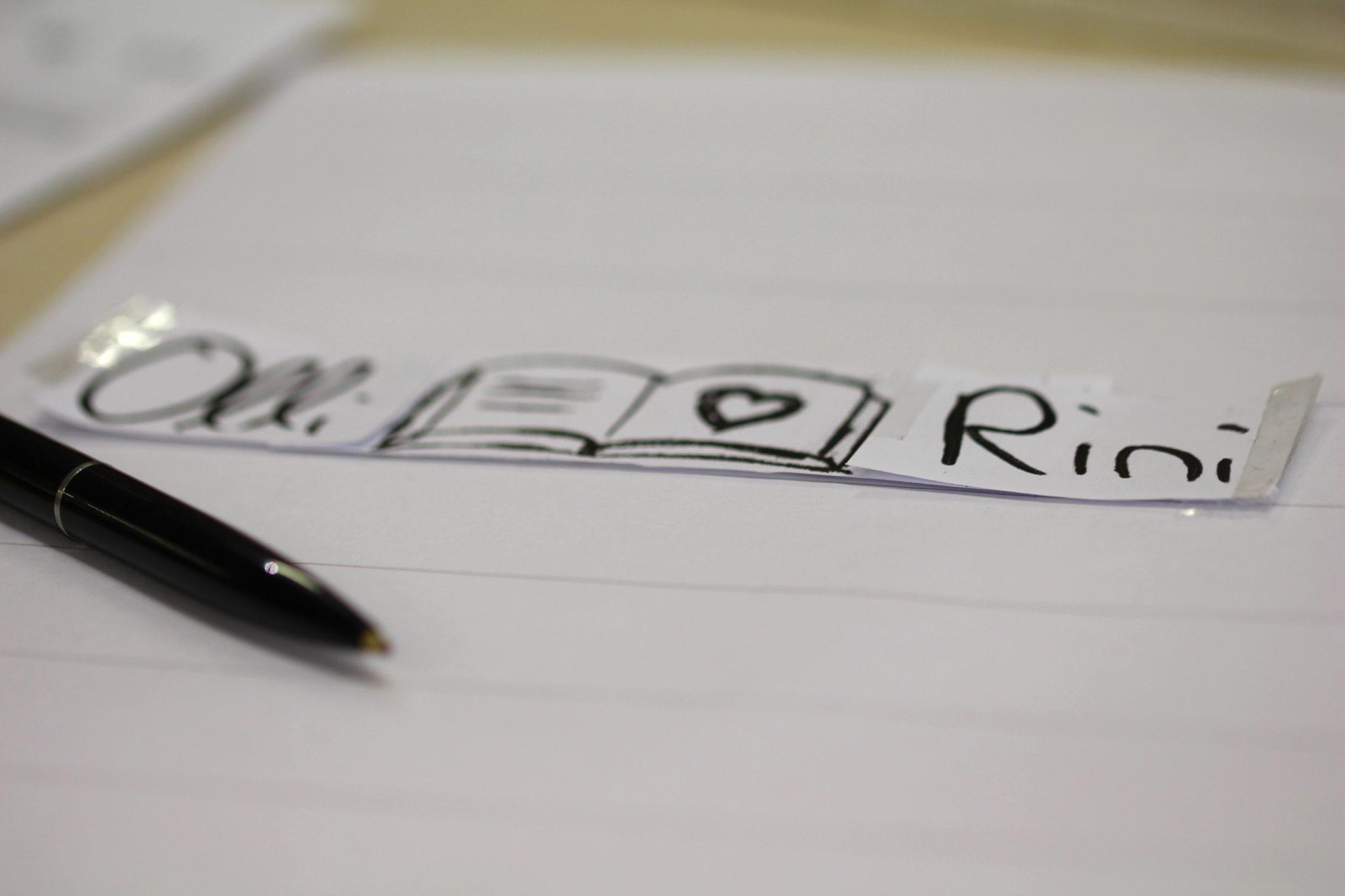 Handschrift und Symbole in Trauringe gravieren.