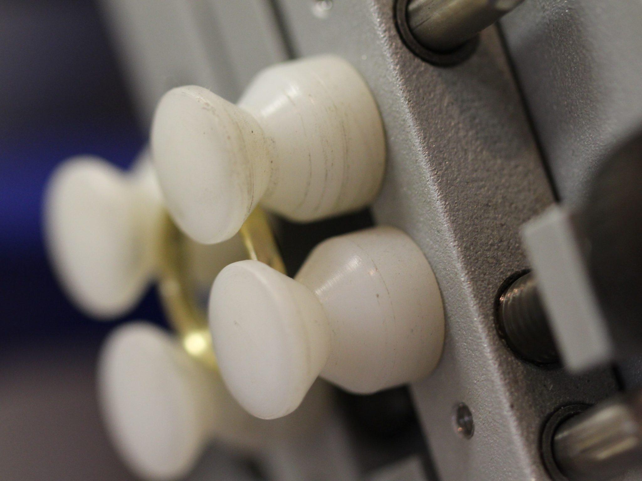 Handschrift und Symbole in Trauringe gravieren.