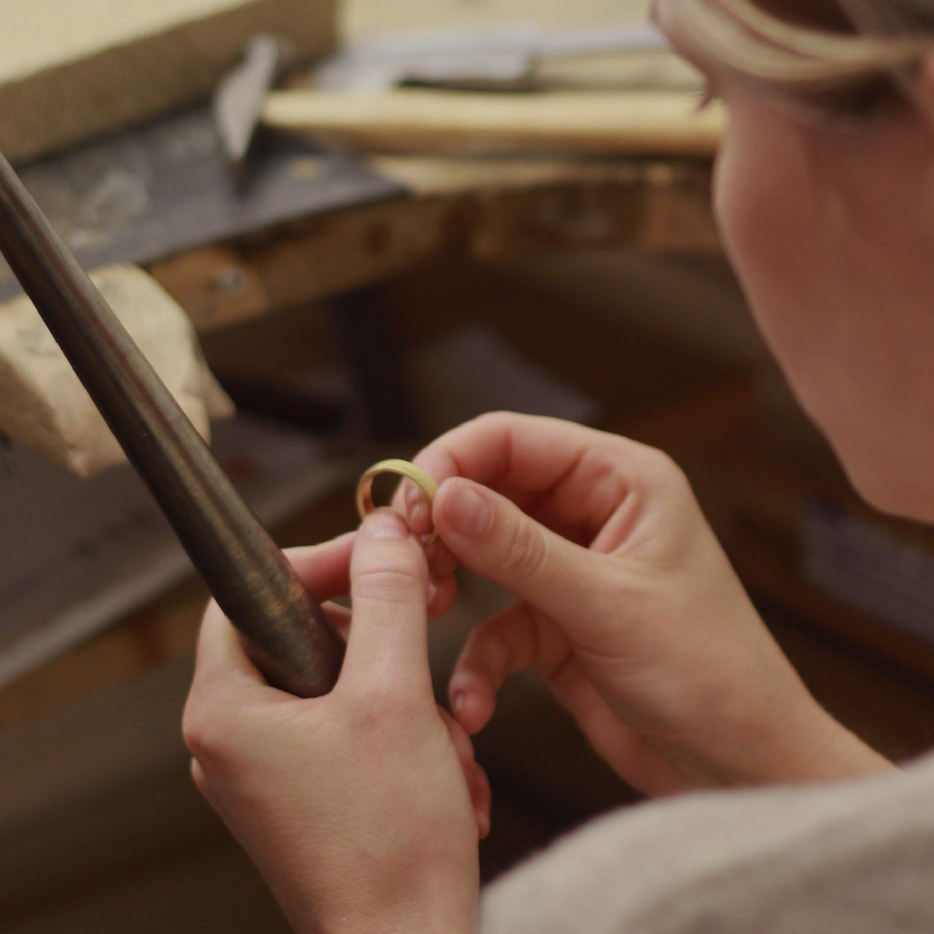 Eheringe selberschmieden im Trauringkurs