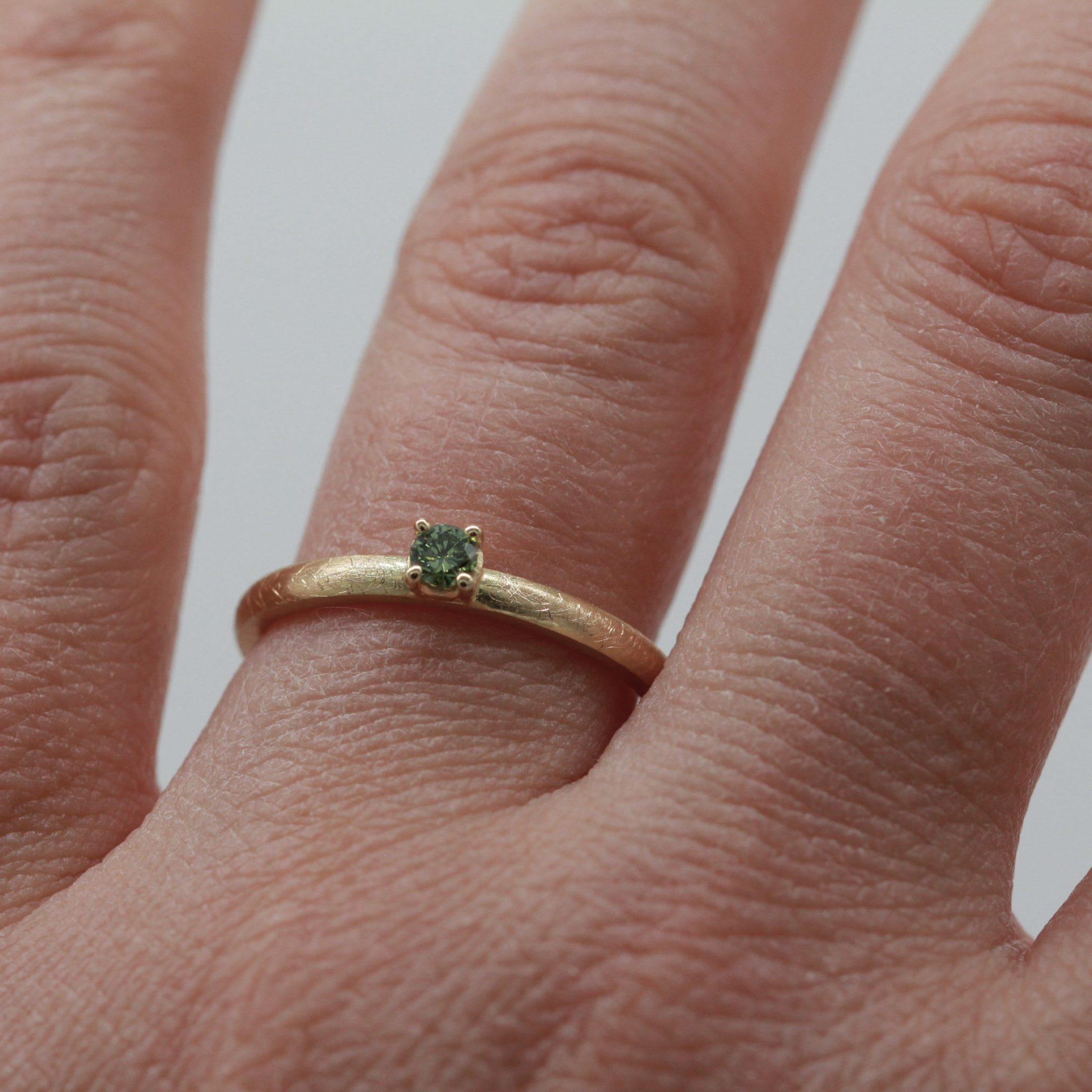 Verlobungsring machen lassen mit grünem Stein