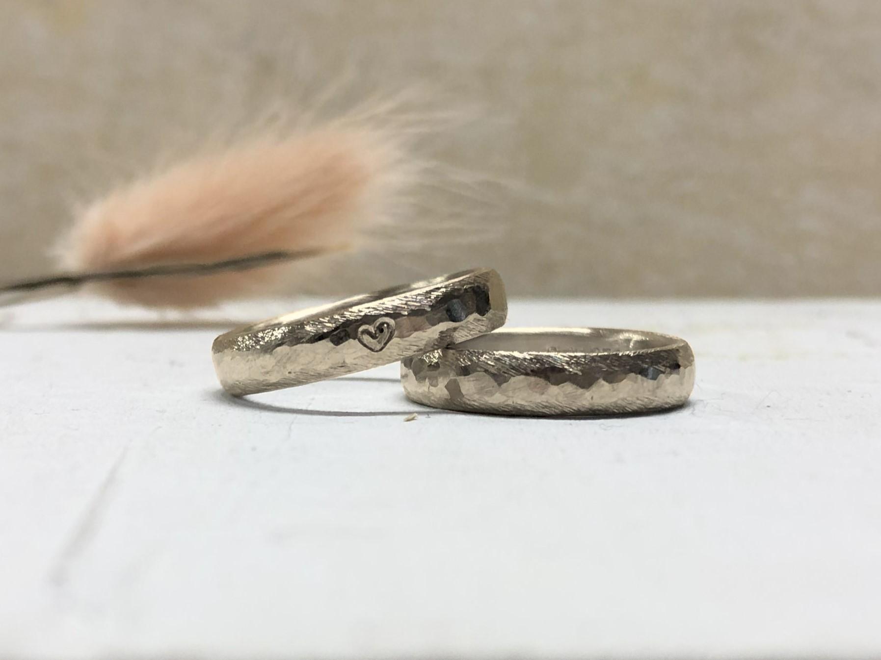 Braune Eheringe aus Haselnussgold bzw. Sandgold mit Herzchen und Hammerschlag