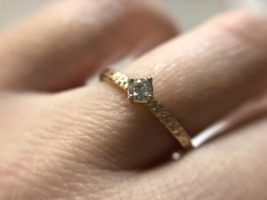 Diamantring bzw. Rosegoldring mit Stein an der Hand, Modell Favora