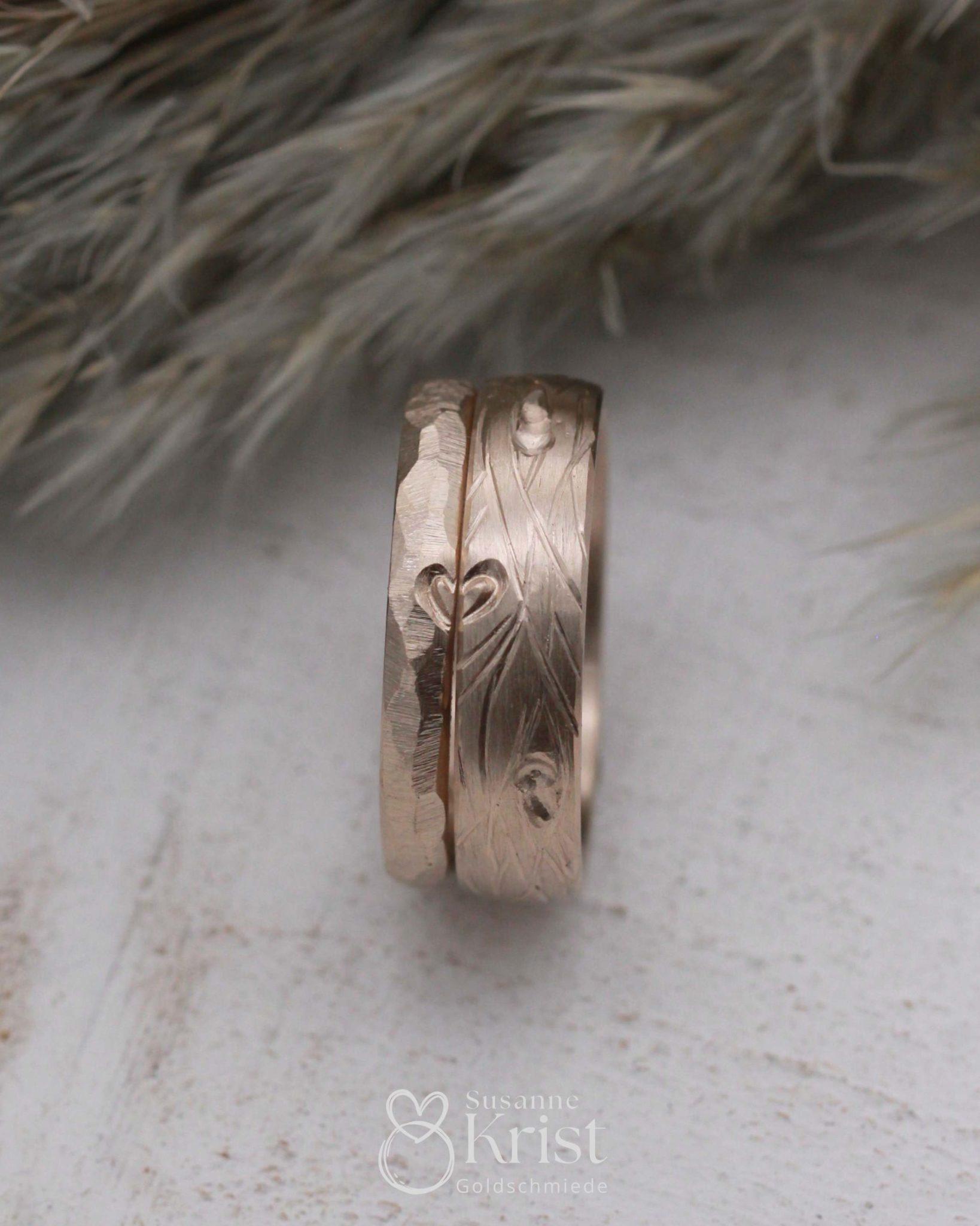 Eheringe mit Herz in Weissgold bzw. Sandgold im Sanddorn Fels Muster.