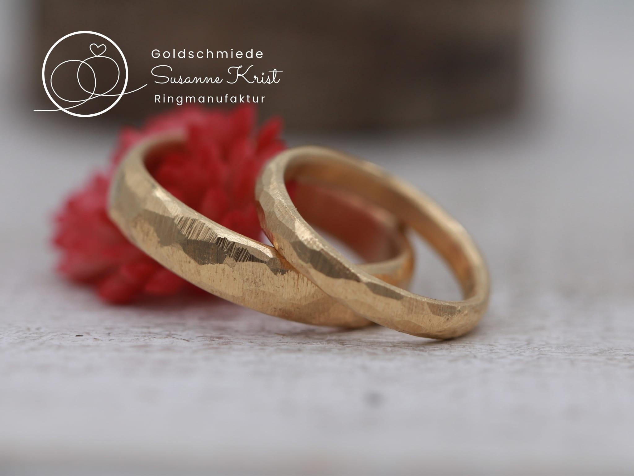 Felsmuster Trauringe aus Gold.