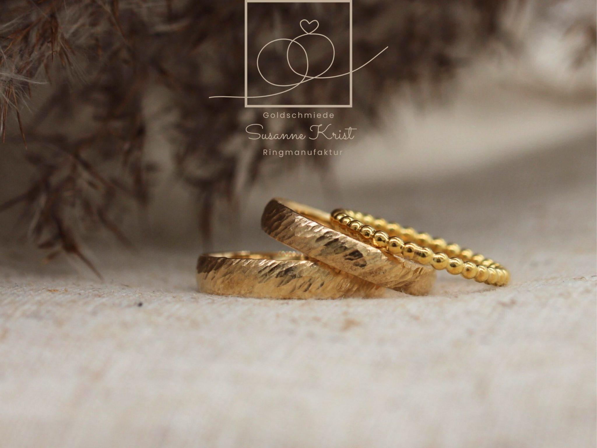 Geriffelte Trauringe mit schrägem Muster namens Diagonal.