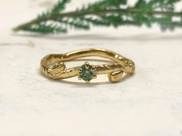 Goldring mit Blättern und grünem Stein Verdea