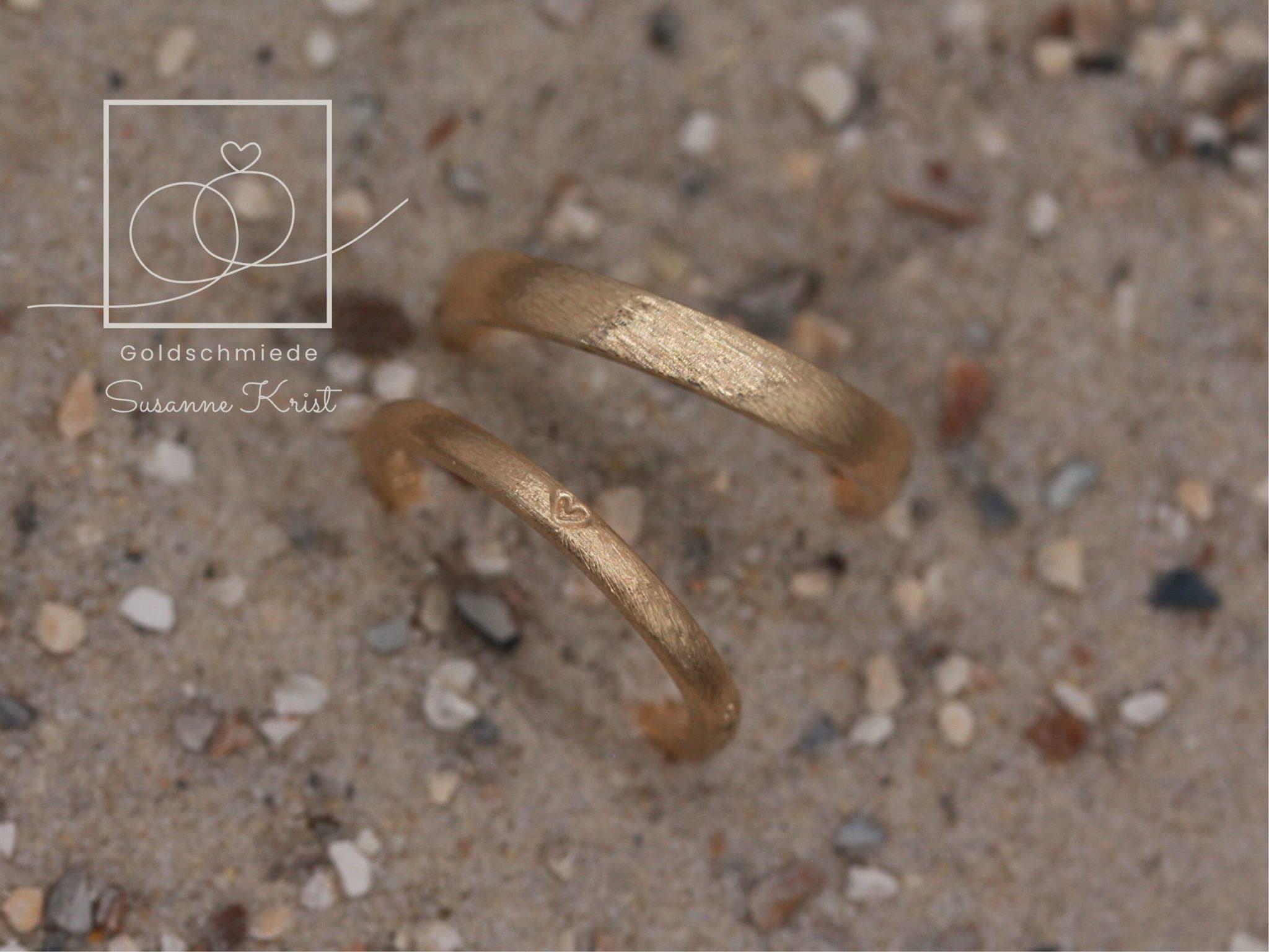 Dünne Goldringe mit Herz und Dünemuster.