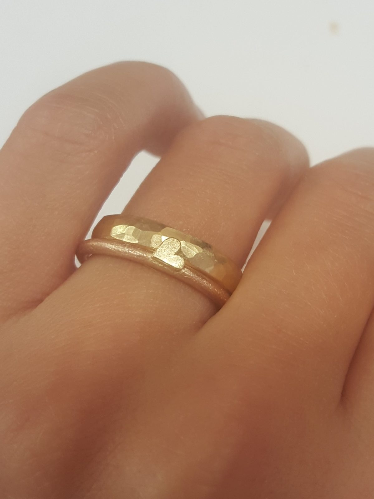 Verlobungsring in mattem Gelbgold mit weißem großen Brillanten.