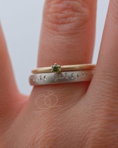 Schlichter Ring grüner Stein als Vorsteckring