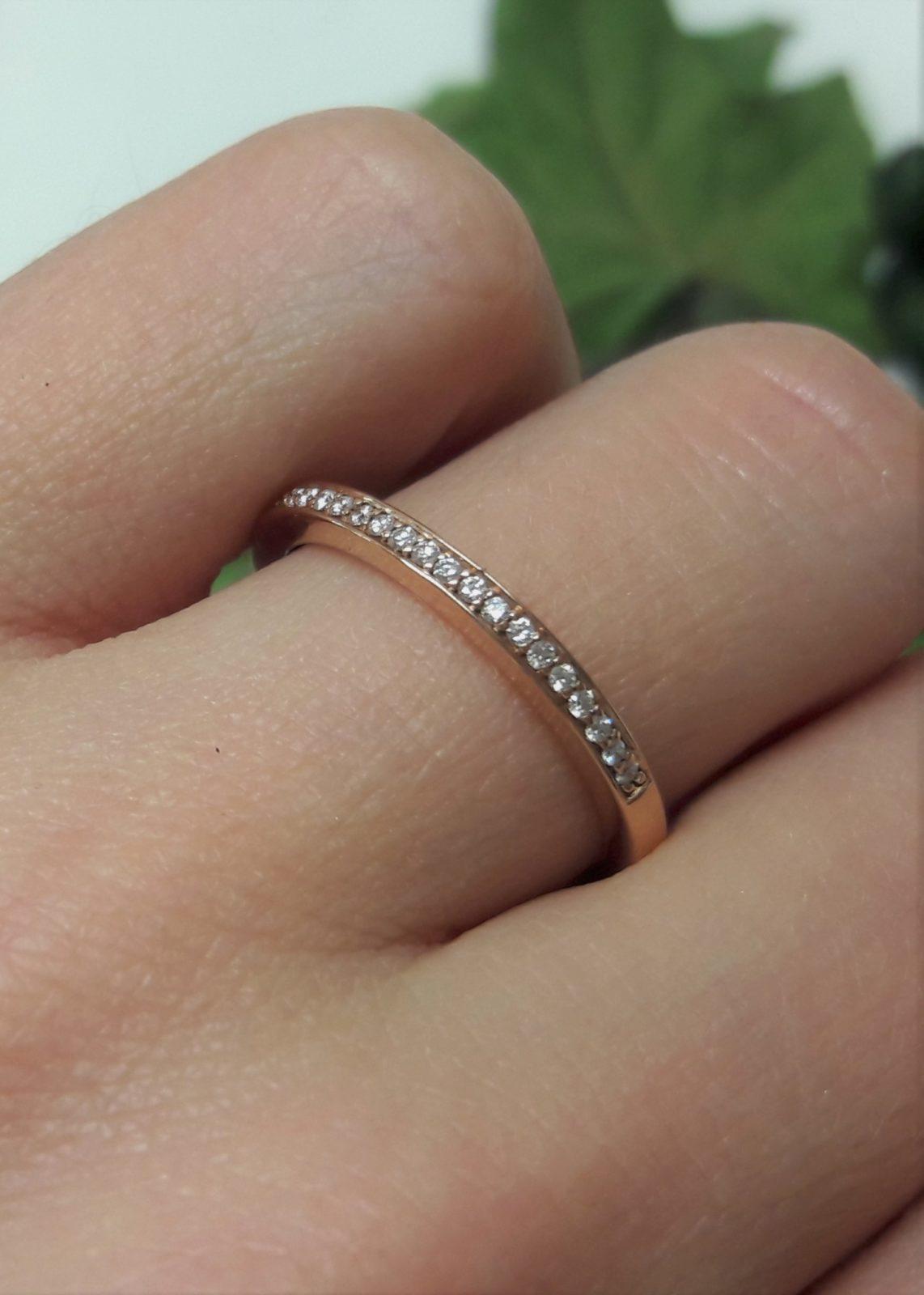 Verlobungsring in mattem Gelbgold mit weißem großen Brillanten.