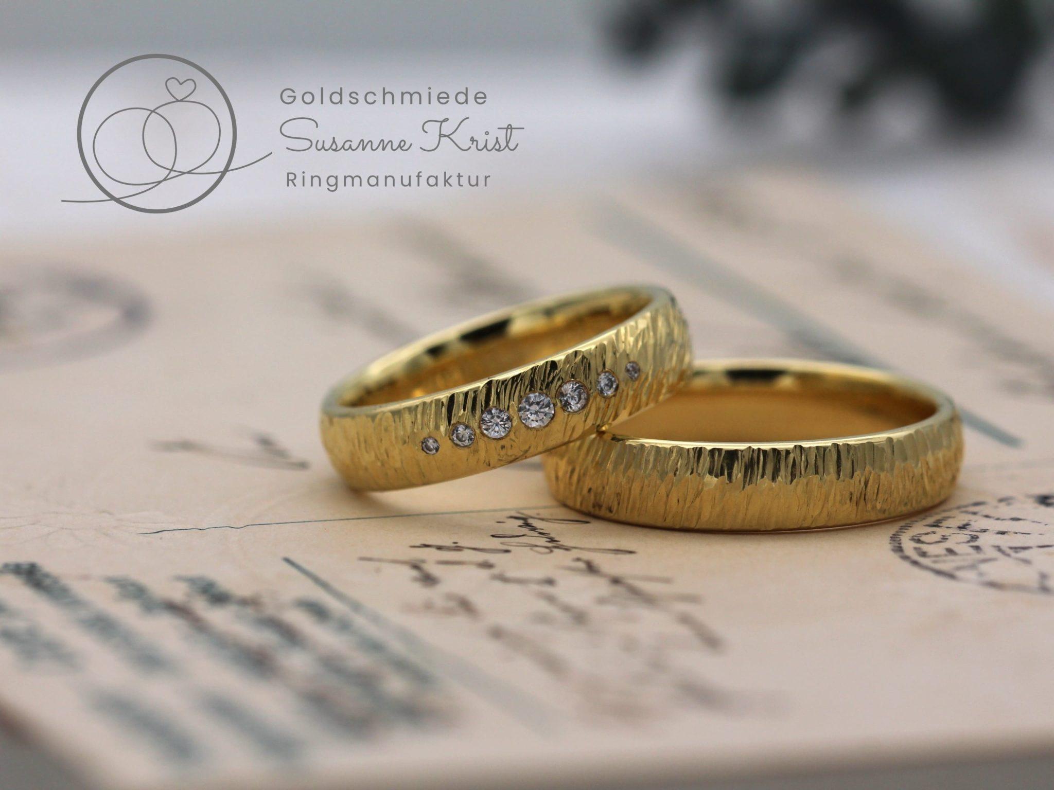 Trauringe Baumrindeoptik aus Gold mit Steinen