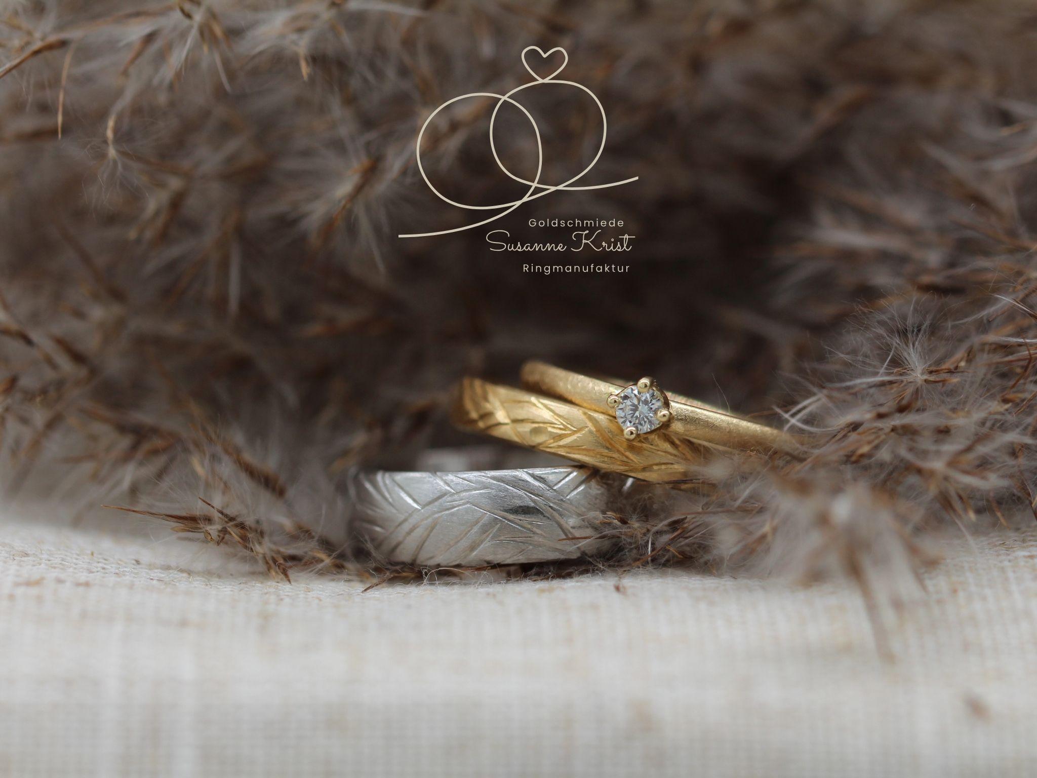 Trauringe mit Holzmuster namens Sanddorn und Verlobungsring im Set