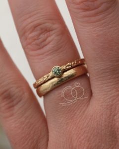 Verlobungsring am selben Finger wie Trauring getragen Vorsteckring hellgrüner Stein Linda