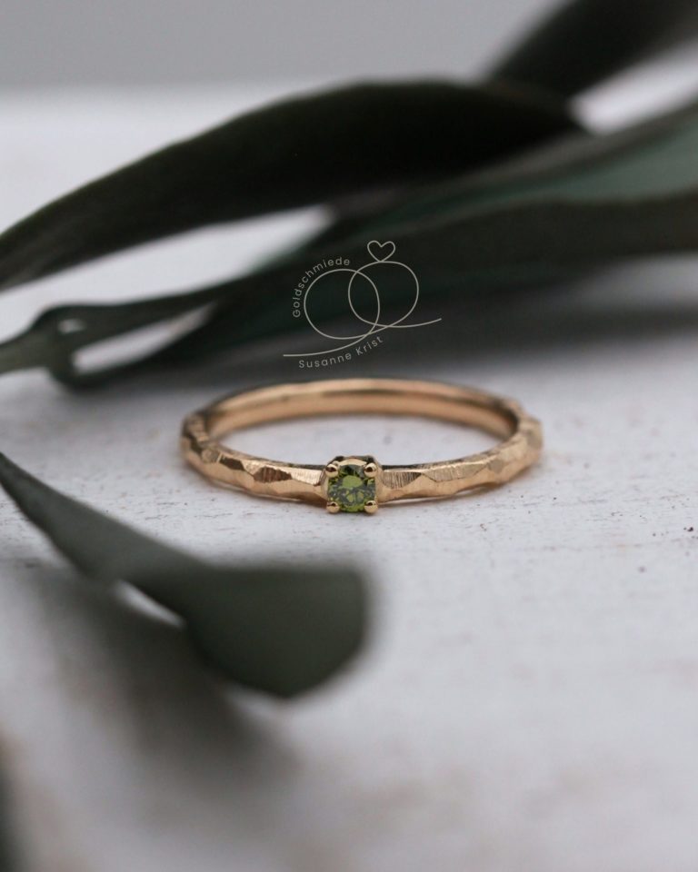 Verlobungsring mit grünem Stein Olivi