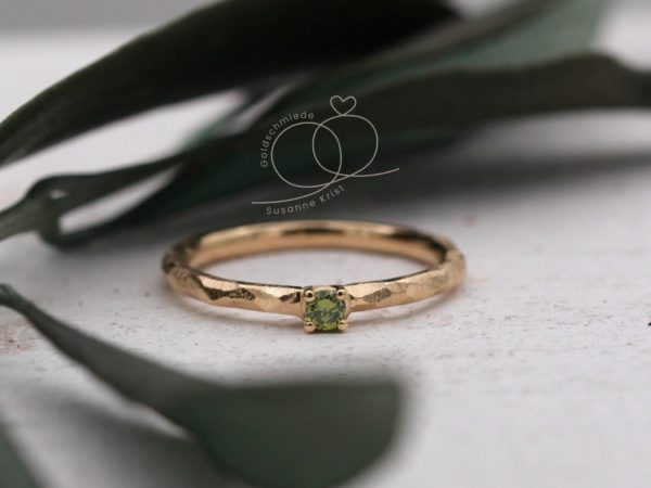 Verlobungsring mit grünem Stein Olivi als Vorsteckring