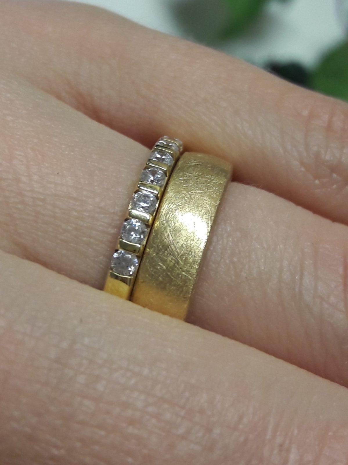 Verlobungsring in mattem Gelbgold mit weißem großen Brillanten.