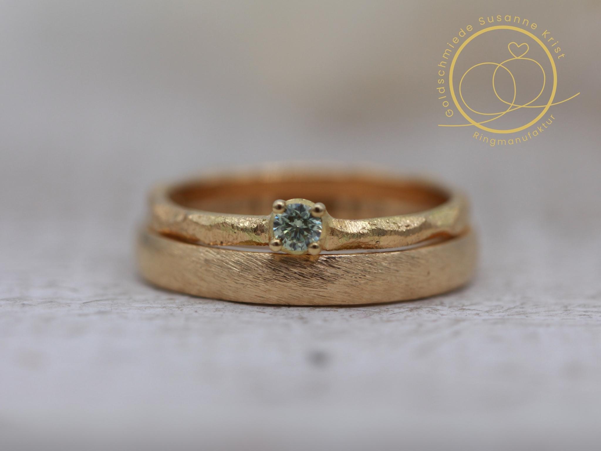 Wie sieht ein Vorsteckring als Verlobungsring aus? Er lässt sich perfekt an den Trauring anstecken.