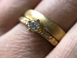 Wie sieht ein Vorsteckring aus? Rosegoldring mit Stein Favora als Verlobungsring