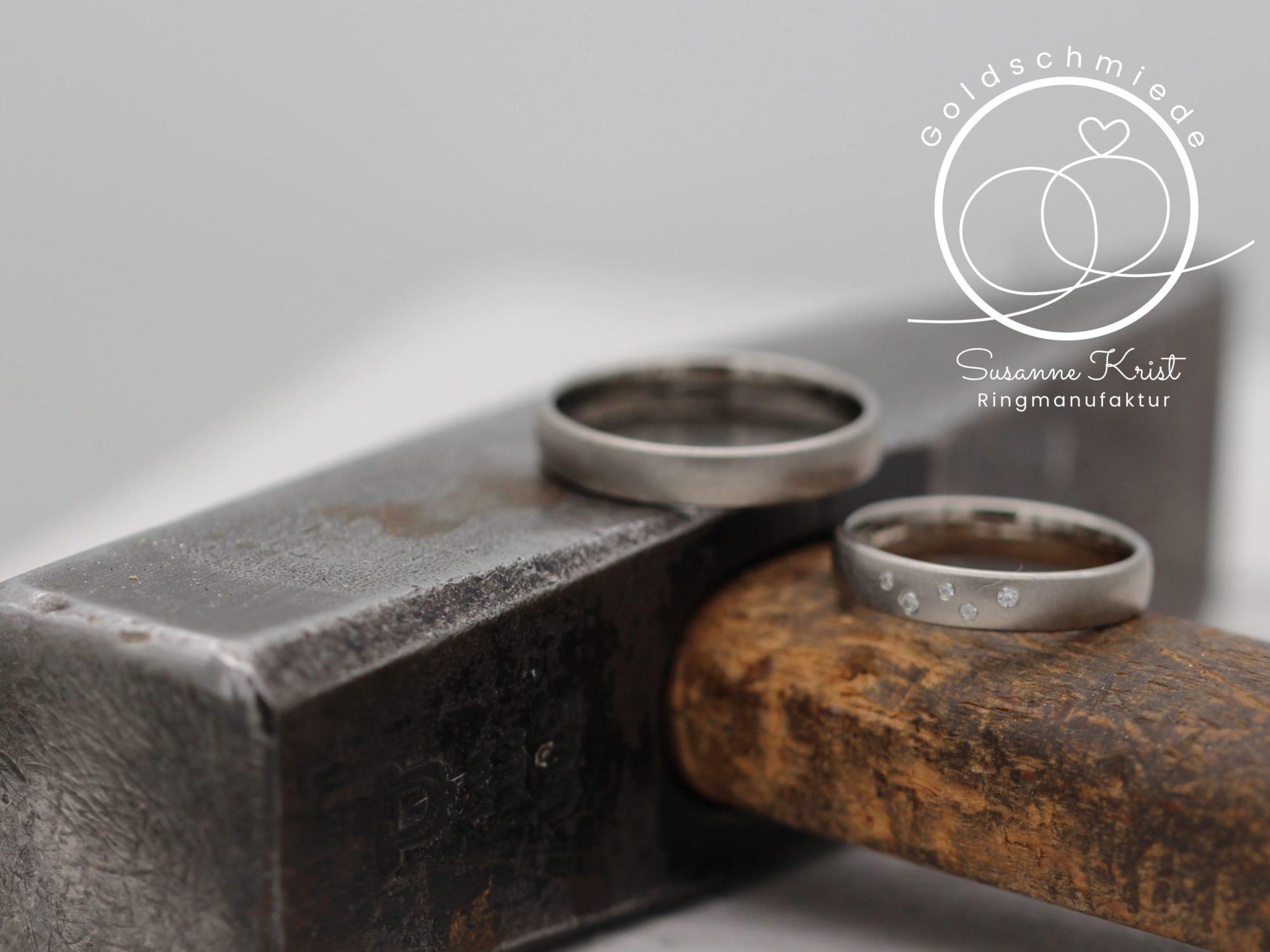 Zerkratzte Trauringe aus Weissgold mit Steinen